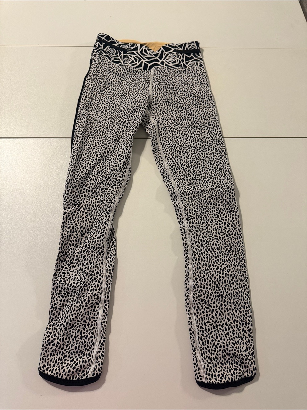 Lululemon - Women's Black & White Printed leggings
